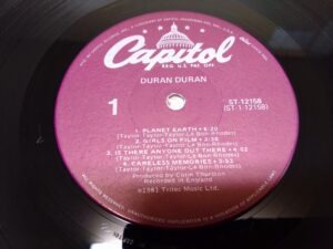 Duran Duran First Album USファーストプレスReissue(Winchester Plessing)、UK盤に比べやや音質は劣る、一般的な音質、オリジナルUK盤のA面4曲目のTo The Shoreが割愛。USファースト(Winchester Plessing)プレスとほぼ同じ音質。