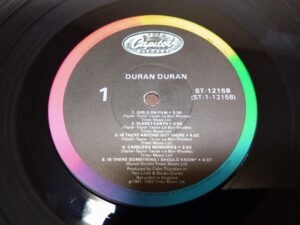 Duran Duran First Album US Reissue(Winchester Plessing)UK盤に比べやや音質は劣る、一般的な音質、オリジナルUK盤のA面4曲目のTo The Shoreが割愛。USファーストプレスとほぼ同じ音質。Is There Something I Should Know?追加収録