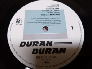Duran Duran First Album 日本ファーストプレス、UK盤に比べやや音質は劣る、クリアーな音質だが、音が軽く少々迫力に欠ける。A2メイン曲Planet Earthの間奏明け数秒後Lチャンネル一瞬音量下がる点が残念。