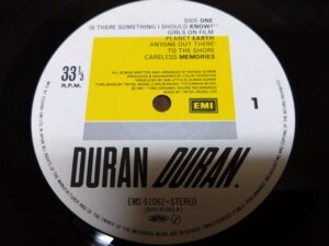 Duran Duran First Album 日本Reissue、日本盤ファーストプレスよりわずかに音質劣る、クリアーな音質だが、音が軽く少々迫力に欠ける。A3メイン曲Planet Earthの間奏明け数秒後Lチャンネル一瞬音量下がる点が残念。A面1曲目にIs There Something I Should Know?収録され、以降5曲UKオ盤と同曲同曲順。